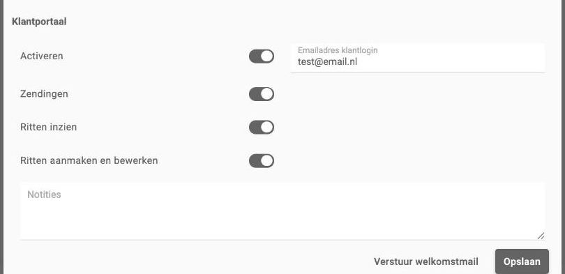 De sectie Klantportaal met Activeren aan, het emailadres voor de klantlogin en de drie rechten