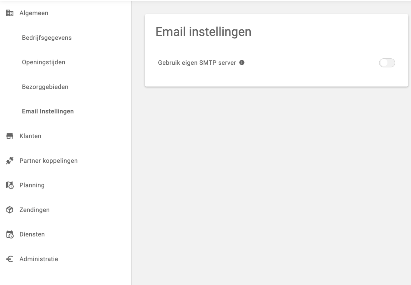 De pagina Email instellingen met de schakelaar Gebruik eigen SMTP server uitgezet