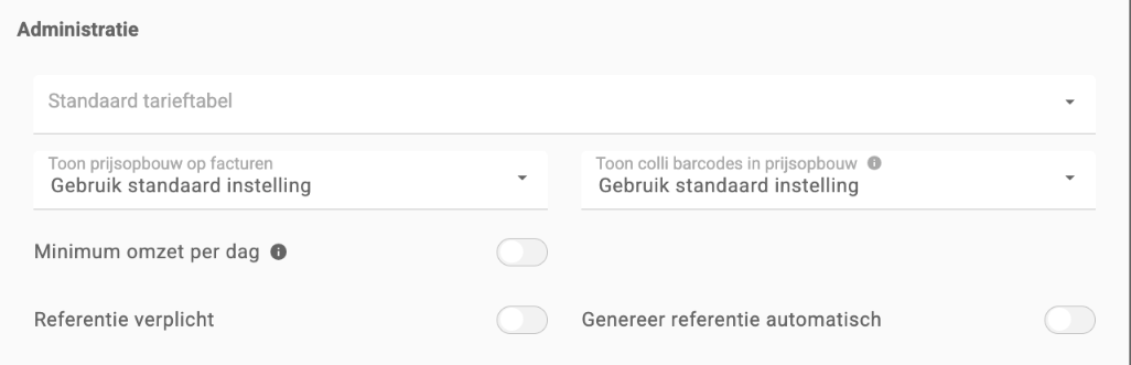 Het blok Administratie op het tabblad Ritten van een klant, met Standaard tarieftabel, Toon prijsopbouw op facturen, Toon colli barcodes in prijsopbouw en de schakelaars voor de referentie