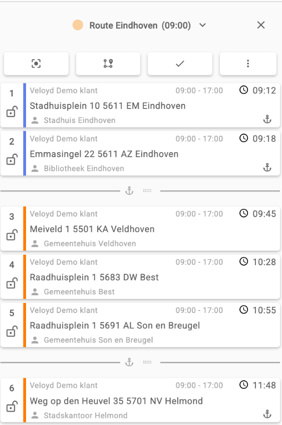 Een route met twee lijnen met een anker-icoon: de eerste twee stops staan vast aan het begin, de laatste stop staat vast aan het eind