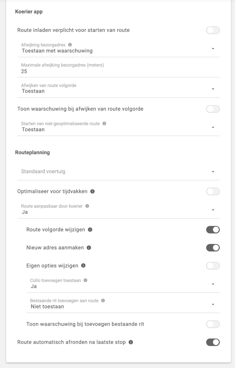 De blokken Koerier app en Routeplanning met onder meer Afwijken van route volgorde, de schakelaar Toon waarschuwing bij afwijken van route volgorde en de standaardwaarden voor nieuwe routes