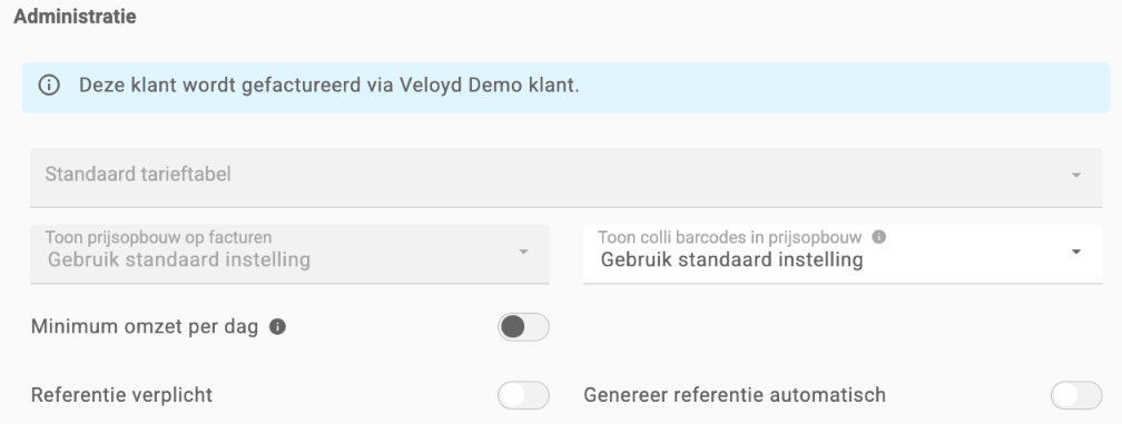Het onderdeel Administratie op het tabblad Ritten van een gekoppelde klant, met de melding Deze klant wordt gefactureerd via Veloyd Demo klant en de uitgeschakelde velden Standaard tarieftabel, Toon prijsopbouw op facturen en Minimum omzet per dag