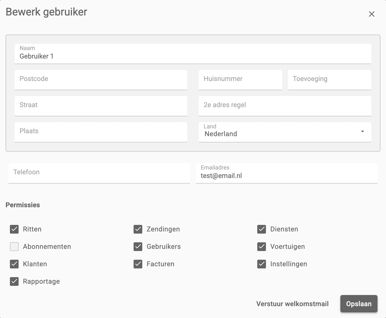 Het venster Bewerk gebruiker met naam, adres en contactgegevens, en onderaan de permissies waaronder Instellingen